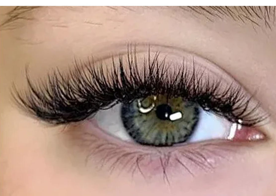 Pestañas magnéticas Lashé, look con volumen
